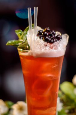 çilek ve nane ahşap bir masa üzerinde yaz buzla kokteyl süslenmiş