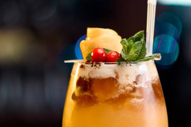 Yaz kokteyl dekore çilek ve nane bir bar ile çiçek bir arka plan üzerinde sayaç