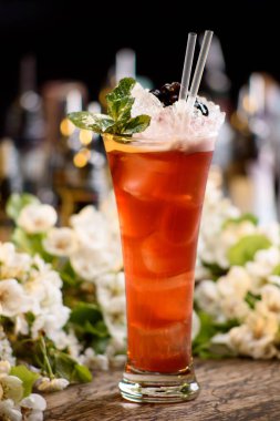 çilek ve nane ahşap bir masa üzerinde yaz buzla kokteyl süslenmiş