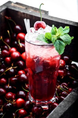 Buz, nane ve kiraz berry arka plan üzerinde kırmızı kokteyl