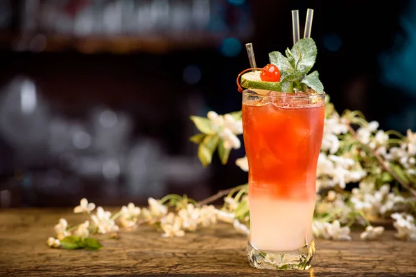 sarı yaz kokteyl elma dilim ve nane ile dekore edilmiştir. yakın çekim. Uzay