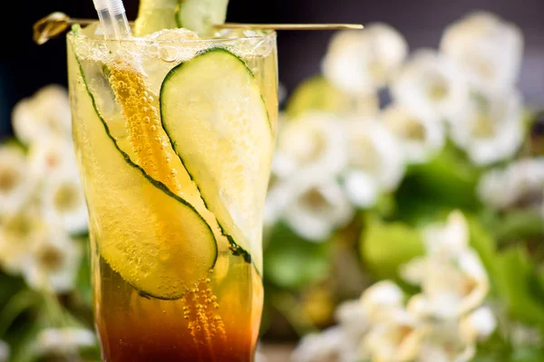 sarı yaz çiçek bir arka plan üzerine salatalık ile kokteyl