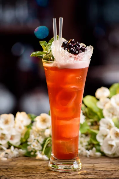 çilek ve nane ahşap bir masa üzerinde yaz buzla kokteyl süslenmiş