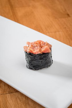 gunkan sıcak bir arka plan üzerinde beyaz tabakta izole Tuna ile