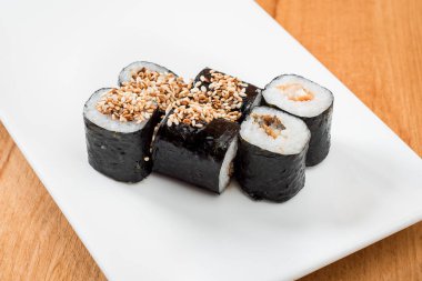 Maki ahşap arka plan üzerinde beyaz tabakta izole yılan balığı ile alır. yakın çekim