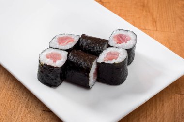 Maki ahşap arka plan üzerinde beyaz tabakta izole Tuna ile. yakın çekim