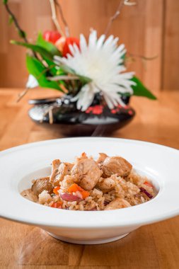 et ve sebze beyaz bir tabak içinde kızarmış pilav. yakın çekim