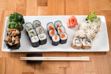 Seth rulo ve gunkans Ipek ve vassabi izole hafif bir arka plan üzerinde beyaz bir plaka üzerinde. yakın çekim. izole.