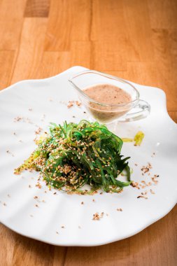 Güzel beyaz tabakta susam ve fındık soslu chukka