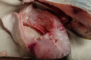 Çiğ balık kafayla bifteğe bölünmüş.