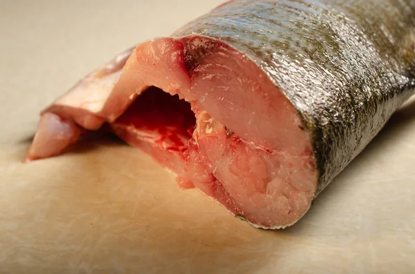 用刀叉在桌子上把新鲜的牛排切成鱼 — 图库照片