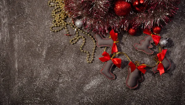 Cartão Natal Com Brinquedos Ouropel Árvore Natal Fundo Escuro Lugar — Fotografia de Stock