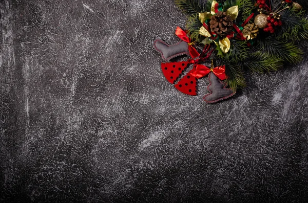 Χριστουγεννιάτικη Κάρτα Χριστουγεννιάτικο Δέντρο Tinsel Παιχνίδια Σκούρο Φόντο Υπάρχει Μια — Φωτογραφία Αρχείου