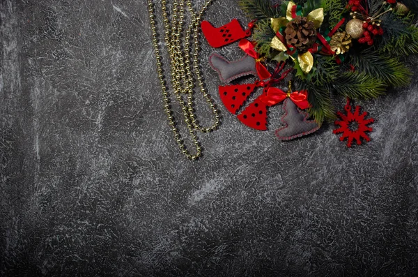 Фон Рождественских Открыток Темные Елочные Игрушки Мишура Место Надписи — стоковое фото