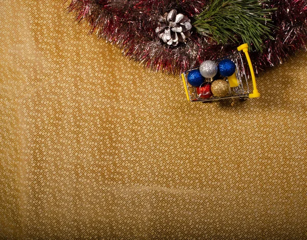 Fundo Para Cartão Natal Amarelo Com Brinquedos Ouropel Guirlandas — Fotografia de Stock