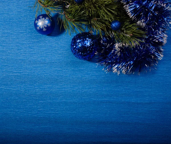 Sfondo Cartolina Natale Blu Con Albero Natale Diversi Giocattoli Lucidi — Foto Stock