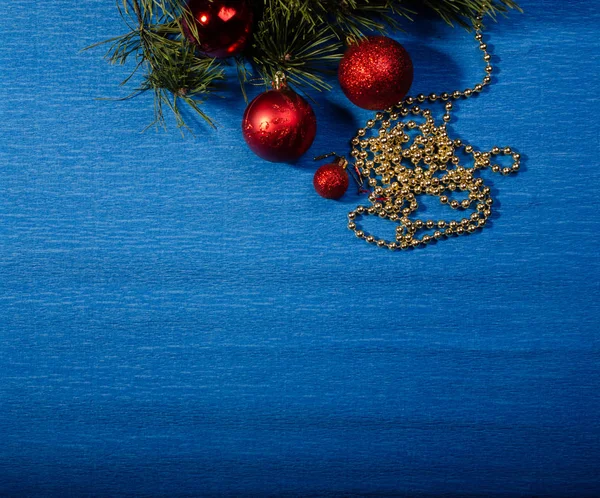 크리스마스 파란색 배경에 크리스마스 트리와 반짝이는 장난감 장식용 장난감 — 스톡 사진