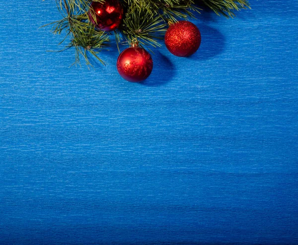 Sfondo Cartolina Natale Blu Con Albero Natale Diversi Giocattoli Lucidi — Foto Stock