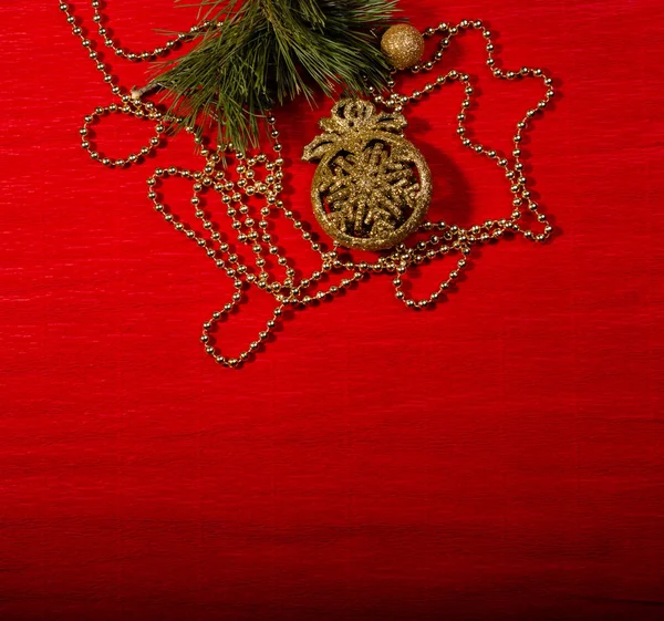 圣诞树玩具和金银花圣诞卡的红色背景 — 图库照片