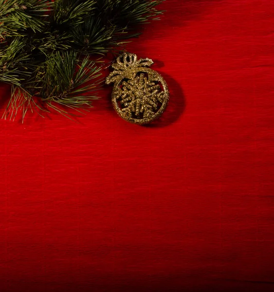 Sfondo Rosso Cartolina Natale Con Giocattoli Dell Albero Natale Fili — Foto Stock
