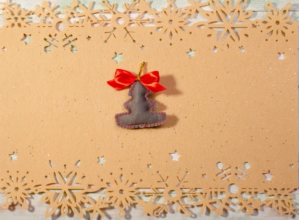 Sfondo Beige Con Albero Natale Straccio Grigio Con Fiocco — Foto Stock