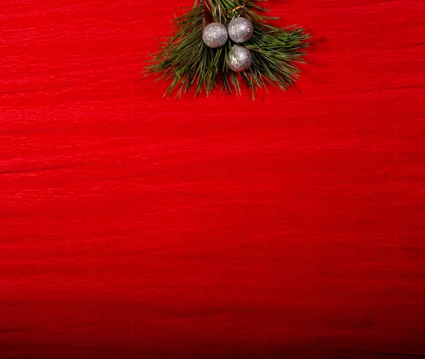 Sfondo Rosso Cartolina Natale Con Giocattoli Dell Albero Natale Fili — Foto Stock