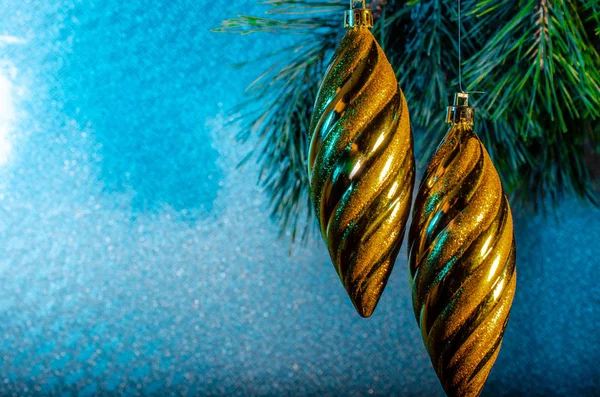Χριστουγεννιάτικα Παιχνίδια Παγοκύστες Κρέμονται Στα Κλαδιά Του Δέντρου Ένα Μπλε — Φωτογραφία Αρχείου