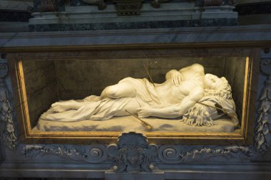 Beyaz mermer heykel St. Sebastian ok delik deşik