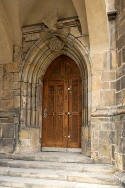 Kilisenin ahşap kapılarına oymalar