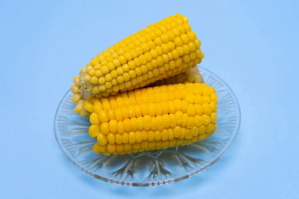 在玉米芯上煮新鲜玉米 — 图库照片