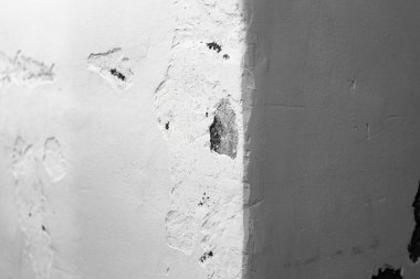 Parçalanmış tuğla bir duvar. Soyulmuş macun, çimento, boya. Boşaltılmış duvar, tamir için hazırlık. Doku, çatlak, çatlak.