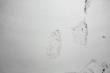 Parçalanmış tuğla bir duvar. Soyulmuş macun, çimento, boya. Boşaltılmış duvar, tamir için hazırlık. Doku, çatlak, çatlak.