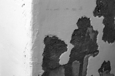 Parçalanmış tuğla bir duvar. Soyulmuş macun, çimento, boya. Boşaltılmış duvar, tamir için hazırlık. Doku, çatlak, çatlak.