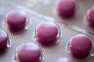 Pembe arka planda haplar. İlaçlar. Makro fotoğrafçılık, yumuşak odak.