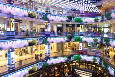 Alışveriş merkezi alışveriş merkezi Evropeyskiy, 16 Mayıs 2018 Moskova, Rusya