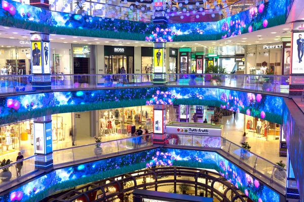 Alışveriş merkezi alışveriş merkezi Evropeyskiy, 16 Mayıs 2018 Moskova, Rusya