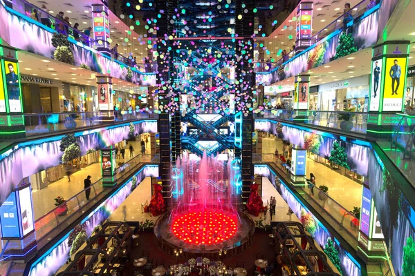 Alışveriş merkezi alışveriş merkezi Evropeyskiy, 16 Mayıs 2018 Moskova, Rusya