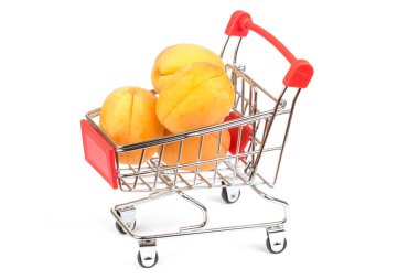 Beyaz arka planda kayısı alışveriş arabası