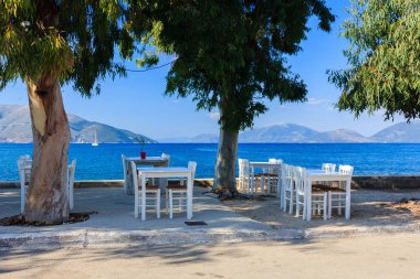 Mavi ahşap masa ve sandalyeler bir Yunan restoranında sahilde denize sıfır, Kefalonia, Yunanistan