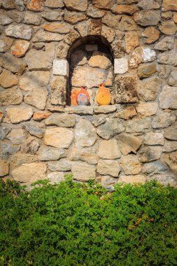 Duvara niş içinde Seramik vazolar