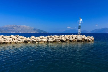 Harbour küçük deniz feneri. Kefalonia, Yunanistan