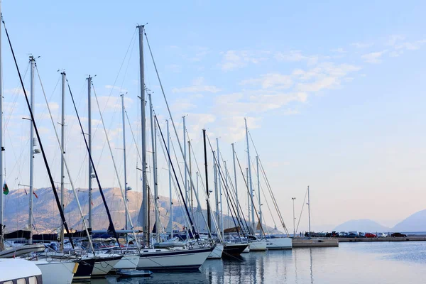 Günbatımı Harbor'da yatlar. Denizde şafak