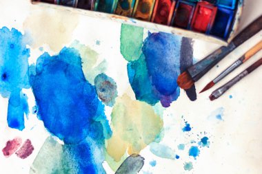 Paletle suluboya boya ve Boya fırçaları