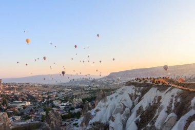 Kapadokya 'da gün doğumu. Vadinin üzerinde uçan sıcak hava balonları