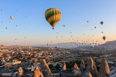 Kapadokya 'da gün doğumu. Vadinin üzerinde uçan sıcak hava balonları