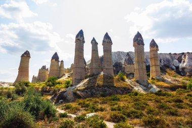 Vadi ve dağlardaki taş oluşumları Kapadokya, Türkiye