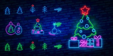 Merry Christmas ve 2019 Happy New Year neon işaret asılı Noel top, Noel Baba şapkası, şeker kar taneleri ile.