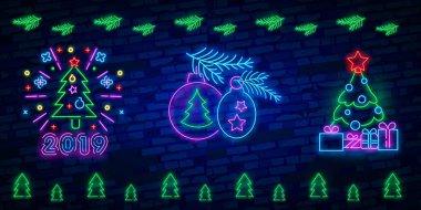 Merry Christmas ve 2019 Happy New Year neon işaret asılı Noel top, Noel Baba şapkası, şeker kar taneleri ile.