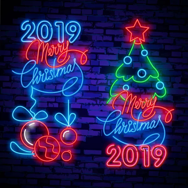 Feliz Navidad y 2019 Feliz Año Nuevo letrero de neón con copos de nieve, bola de Navidad colgante. Diseño de neón para Navidad, emblema de año nuevo, letrero brillante, bandera ligera. Letrero nocturno — Vector de stock