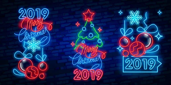 Feliz Navidad y 2019 Feliz Año Nuevo letrero de neón con copos de nieve, bola de Navidad colgante. Diseño de neón para Navidad, emblema de año nuevo, letrero brillante, bandera ligera. Letrero nocturno — Vector de stock